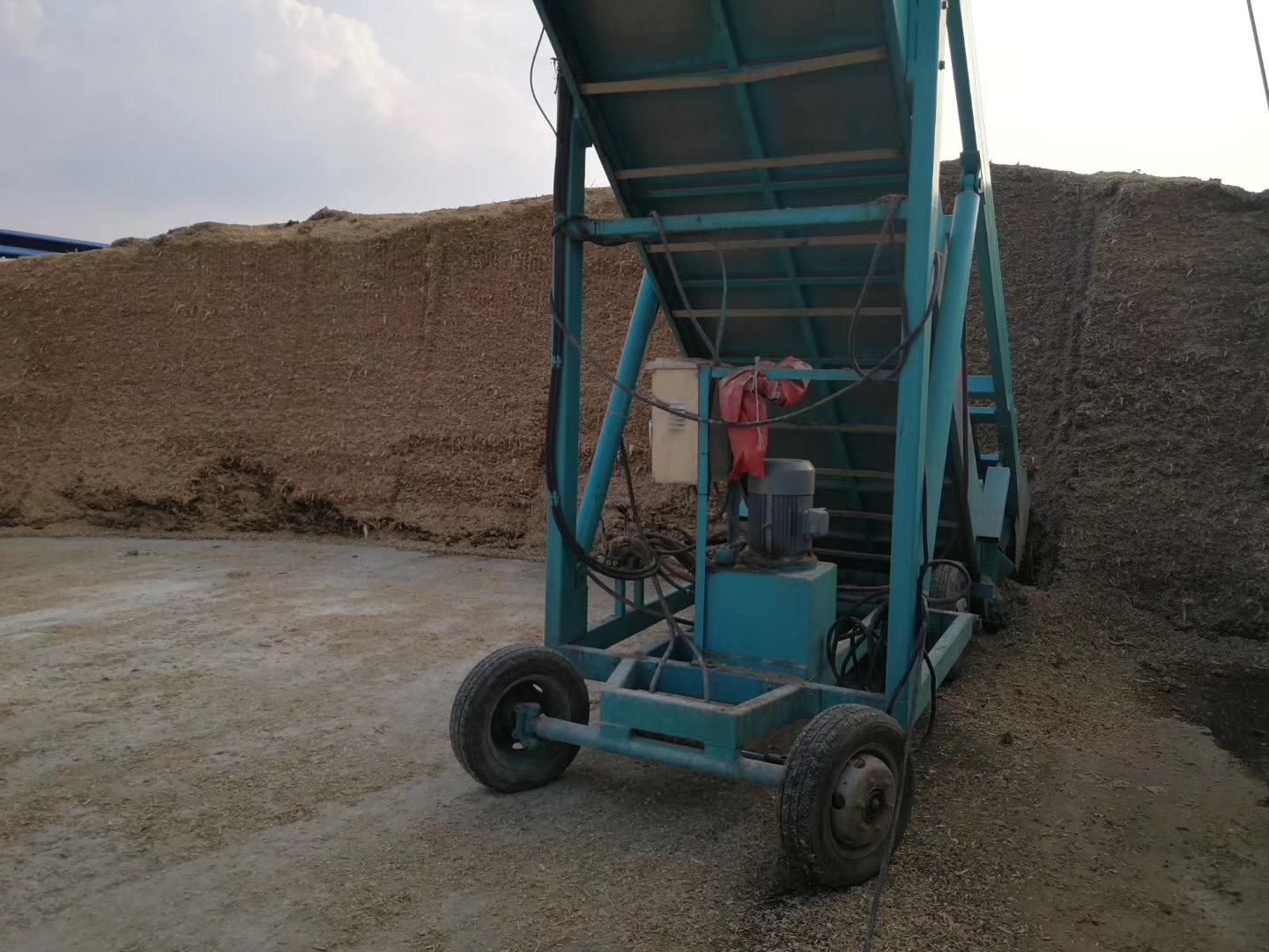 青貯取料機(jī)：取草界面平整、工作效率高